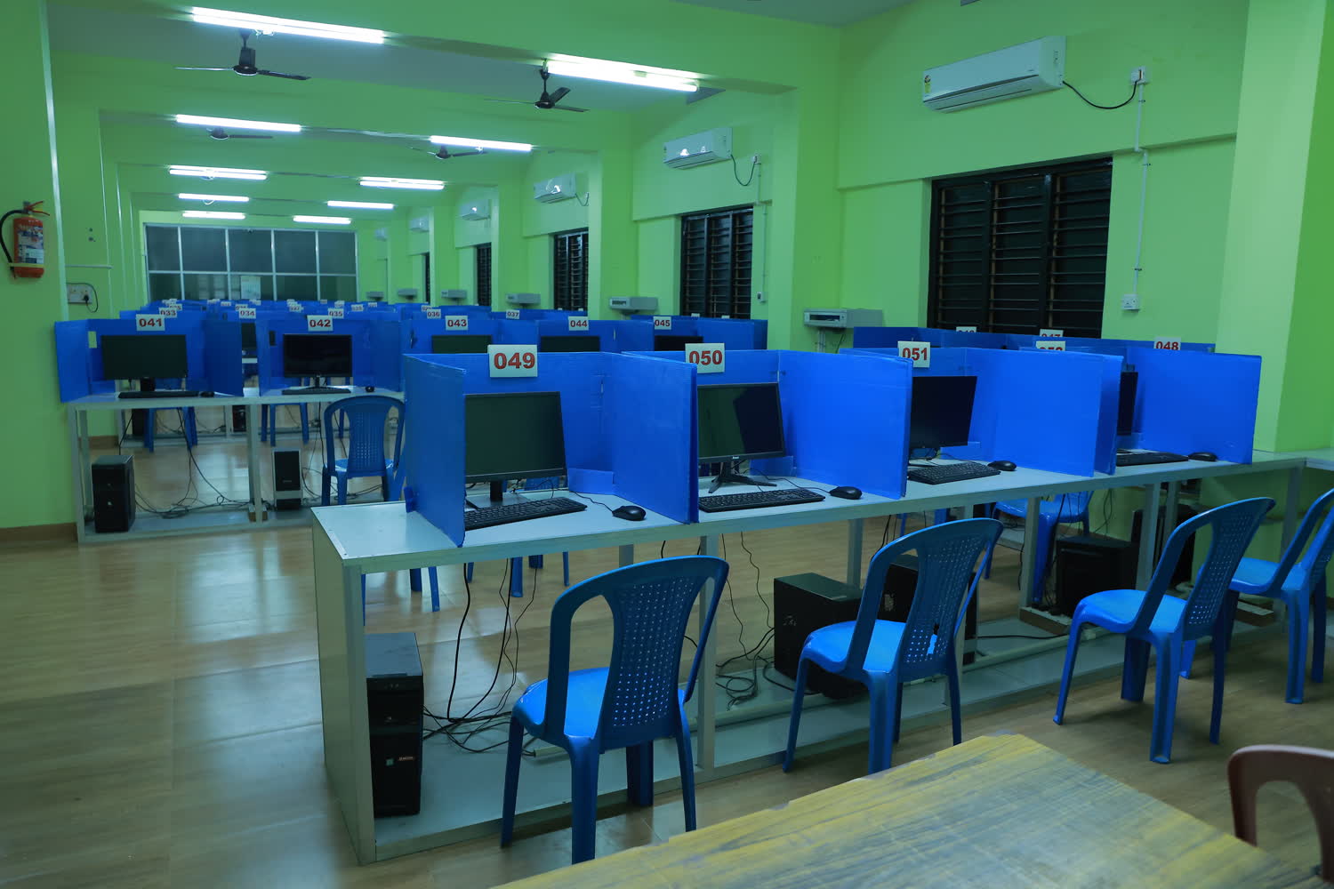 Computer laboratory supporting industry-oriented education